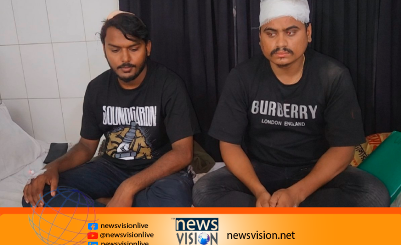 এনাম মেডিকেল কলেজ হাসপাতালের ডিউটি ​​ম্যানেজার শফিকুল ইসলাম জানান, হাসপাতালে তিনজনের মধ্যে একজনের মাথায় সেলাই পড়েছে